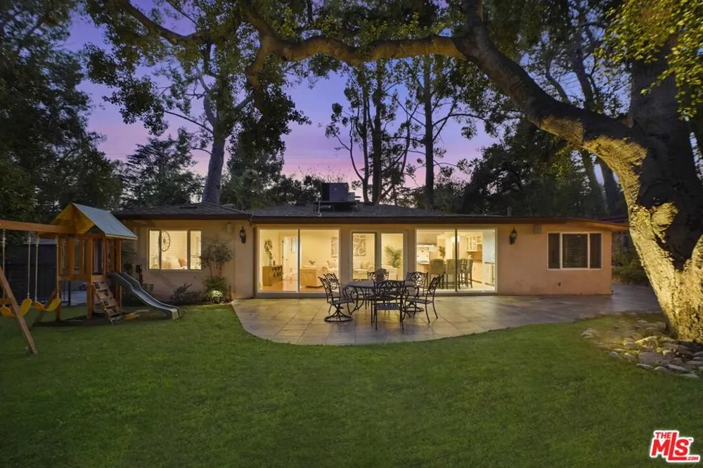 2452 Altadena Drive Altadena, CA 91001