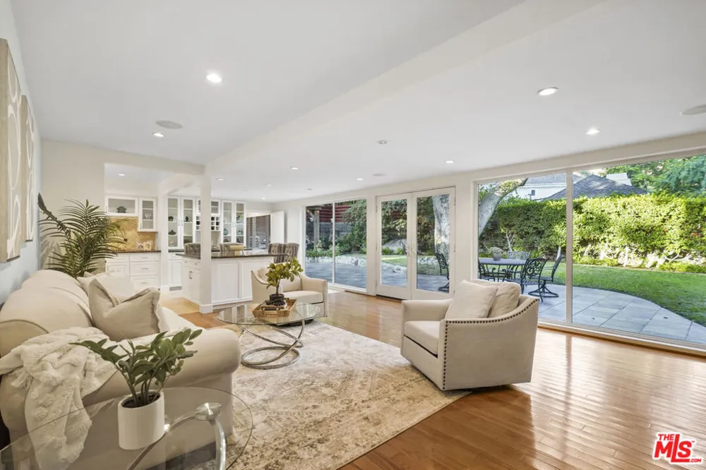 2452 Altadena Drive Altadena, CA 91001