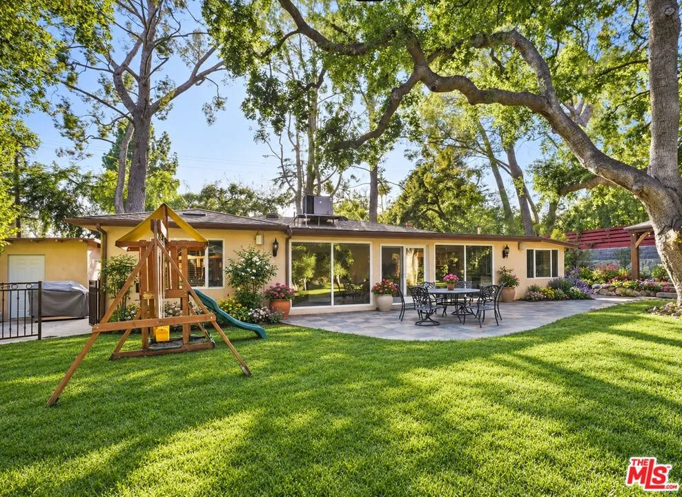2452 Altadena Drive Altadena, CA 91001