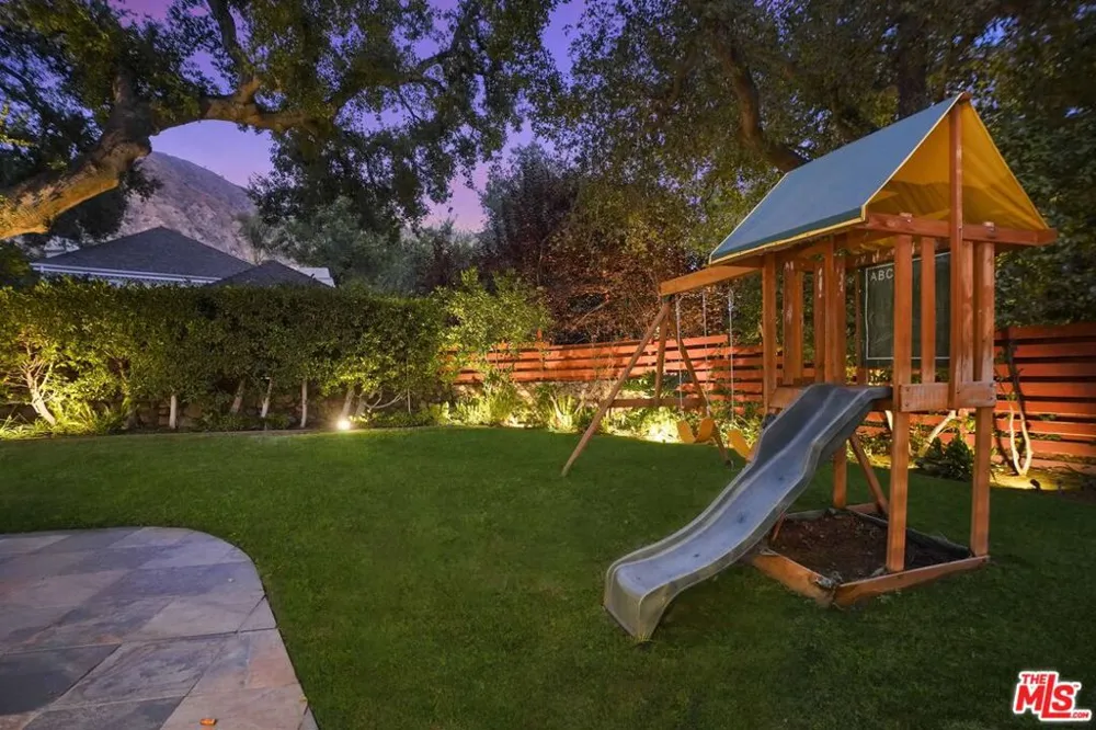 2452 Altadena Drive Altadena, CA 91001