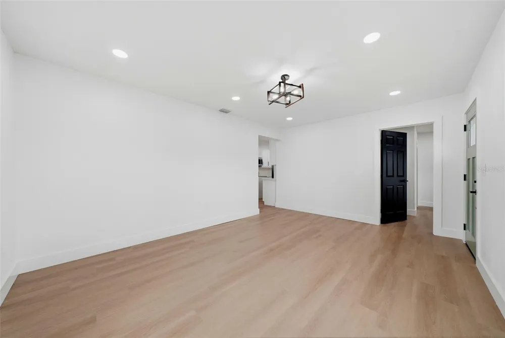 2921 57 AVENUE St Petersburg, FL 33714