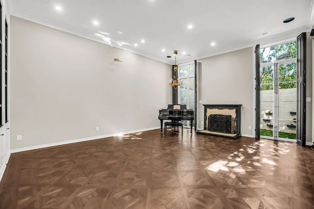 3802 S Versailles Avenue Dallas, TX 75209
