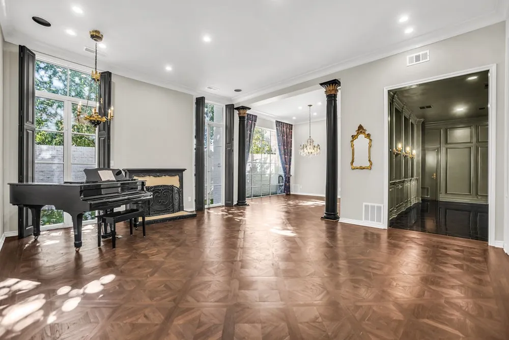 3802 S Versailles Avenue Dallas, TX 75209