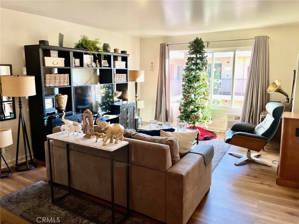 20327 Saticoy #304 Winnetka, CA 91306
