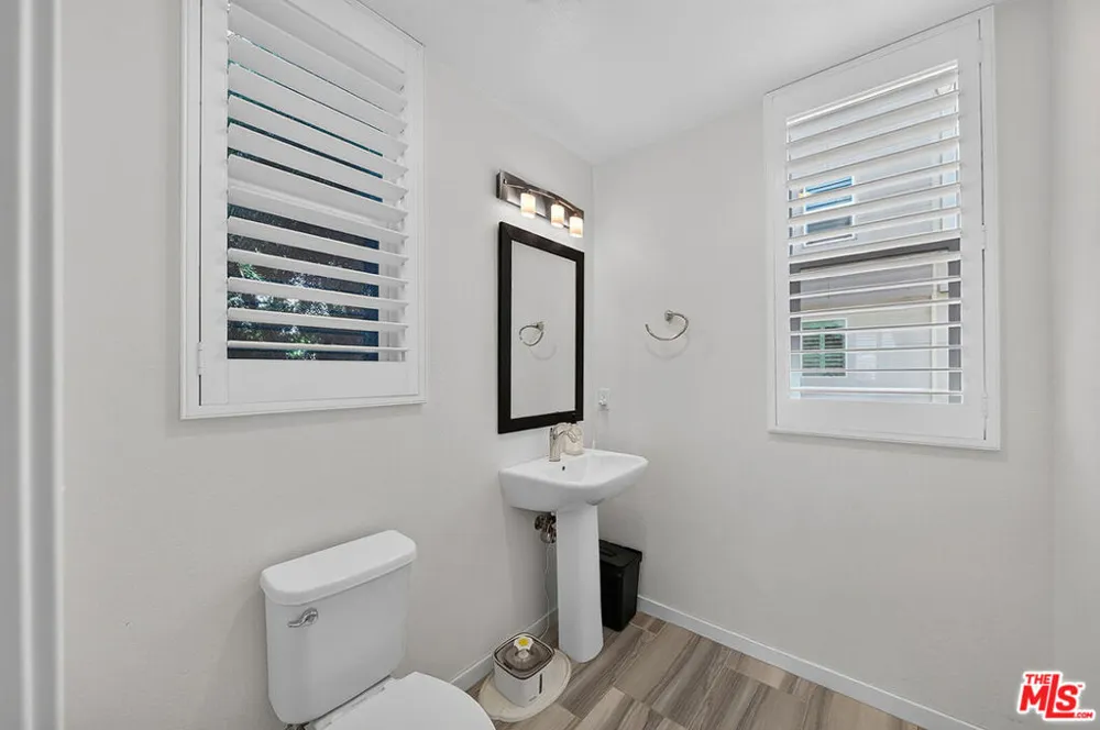 5795 S Acacia Lane Lakewood, CA 90712