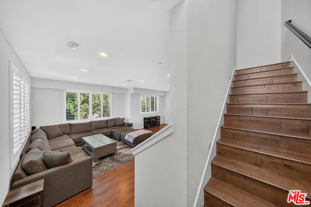 5795 S Acacia Lane Lakewood, CA 90712