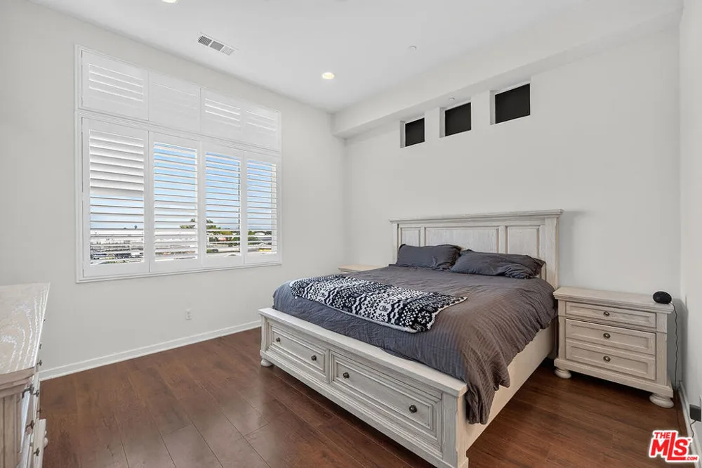 5795 S Acacia Lane Lakewood, CA 90712