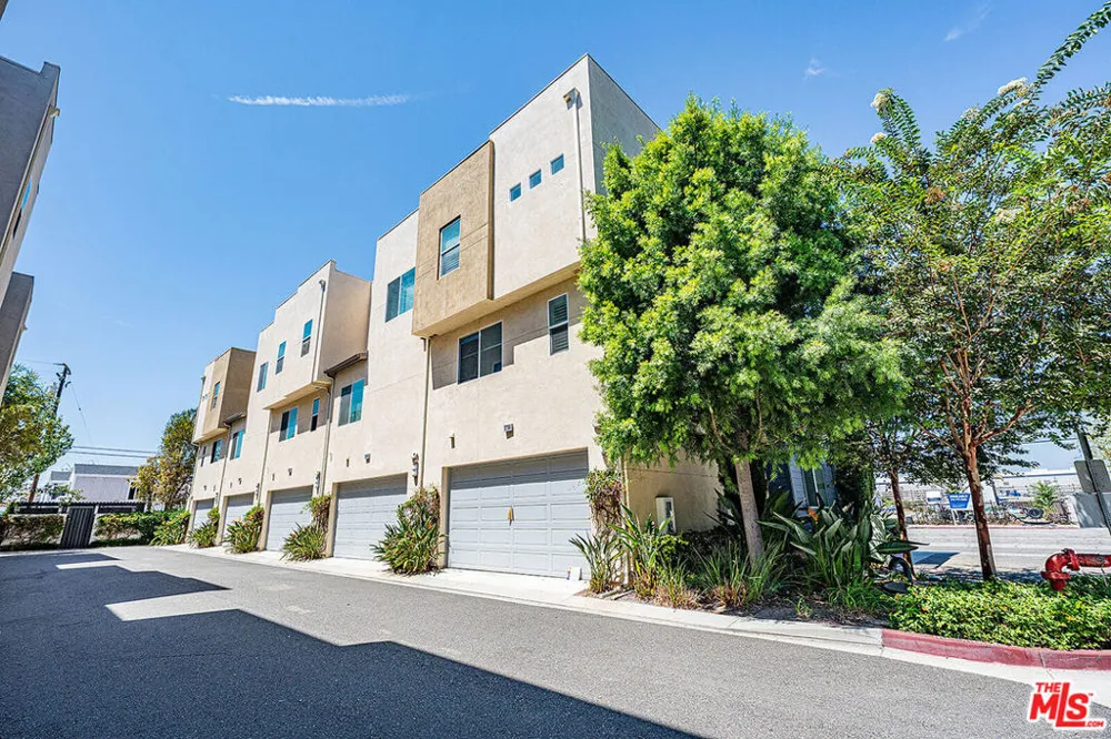 5795 S Acacia Lane Lakewood, CA 90712