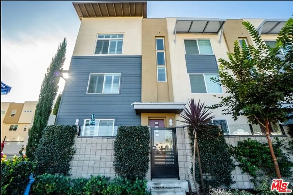 5795 S Acacia Lane Lakewood, CA 90712