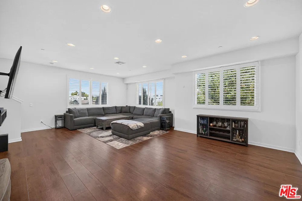 5795 S Acacia Lane Lakewood, CA 90712