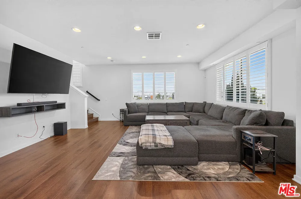 5795 S Acacia Lane Lakewood, CA 90712