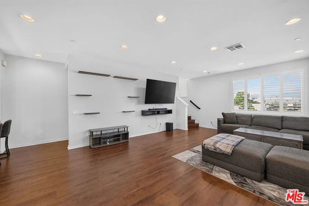 5795 S Acacia Lane Lakewood, CA 90712