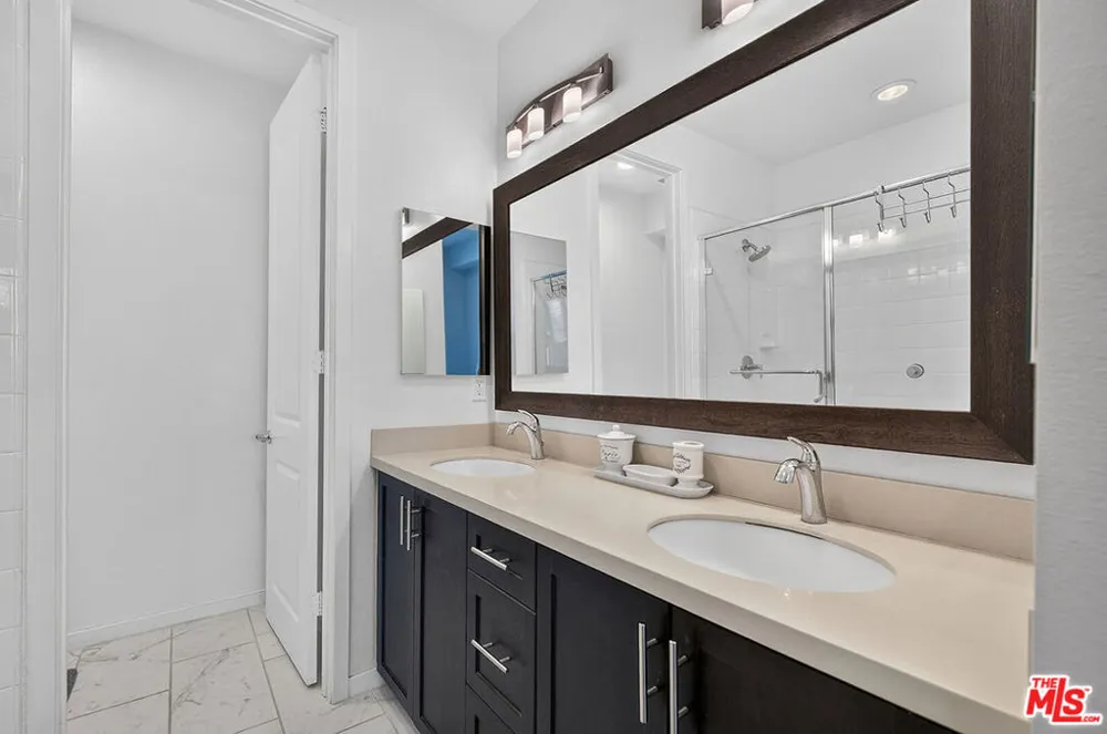5795 S Acacia Lane Lakewood, CA 90712