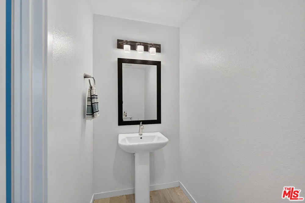 5795 S Acacia Lane Lakewood, CA 90712
