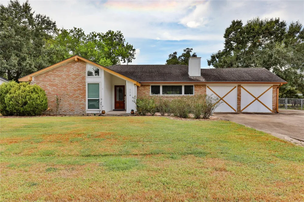 114 Persimmon Lane Lake Jackson, TX 77566