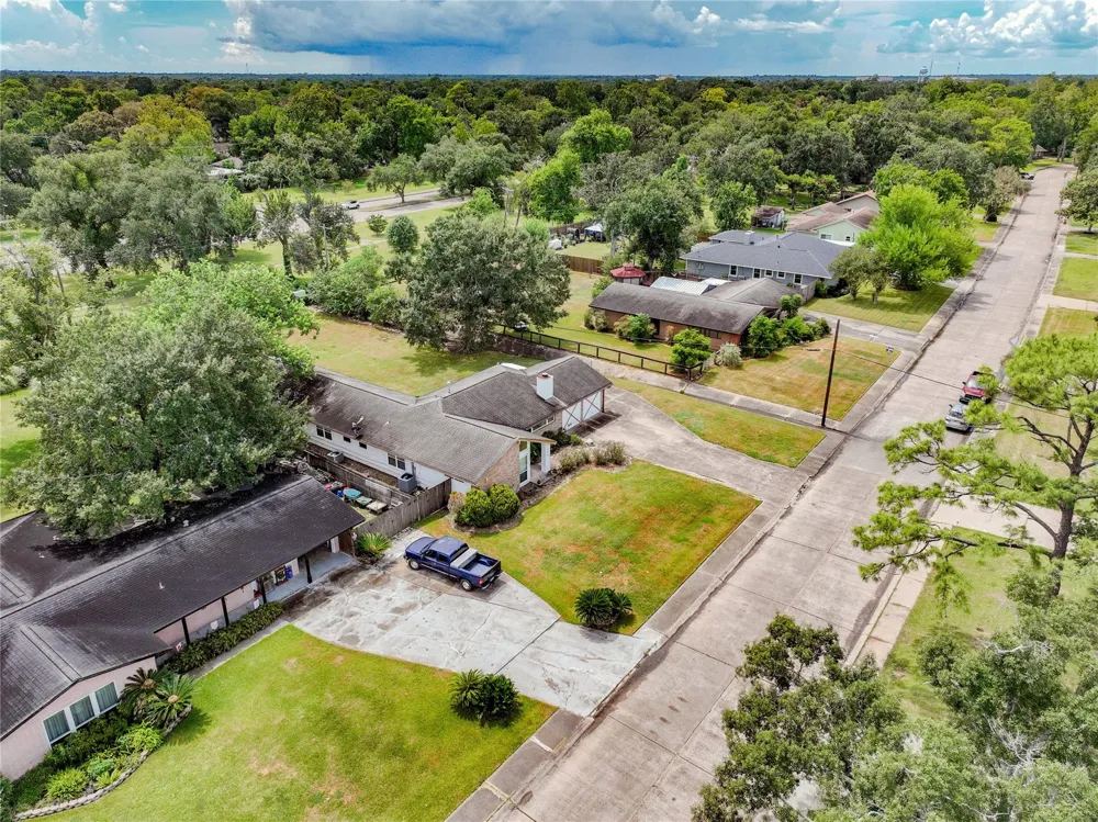 114 Persimmon Lane Lake Jackson, TX 77566