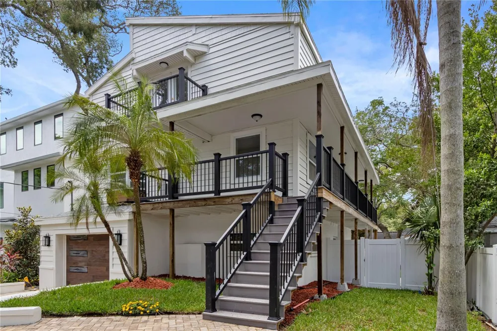3232 W OAKELLAR AVENUE Tampa, FL 33611