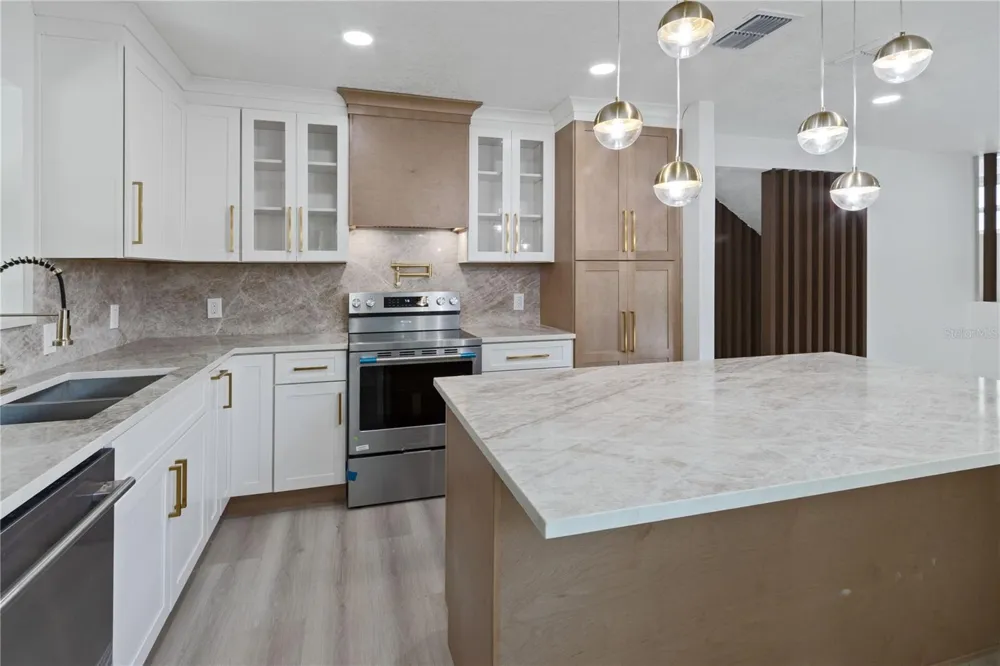3232 W OAKELLAR AVENUE Tampa, FL 33611
