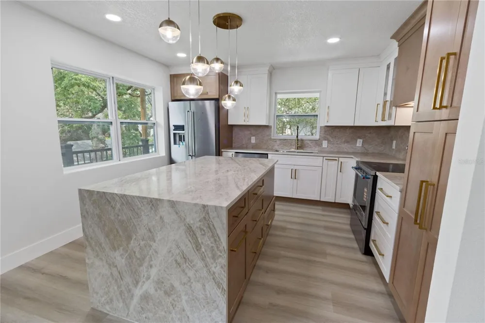 3232 W OAKELLAR AVENUE Tampa, FL 33611
