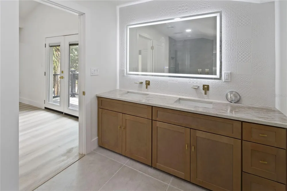 3232 W OAKELLAR AVENUE Tampa, FL 33611