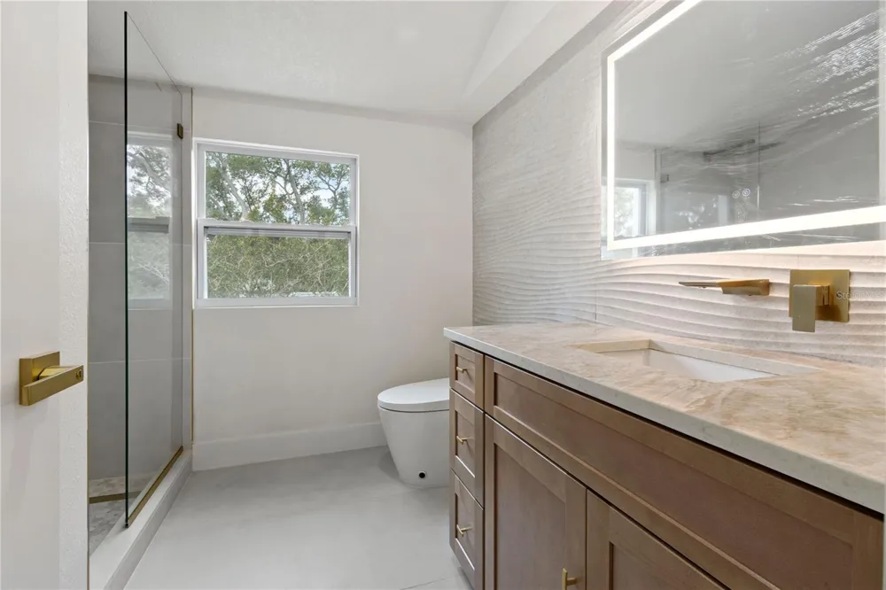 3232 W OAKELLAR AVENUE Tampa, FL 33611