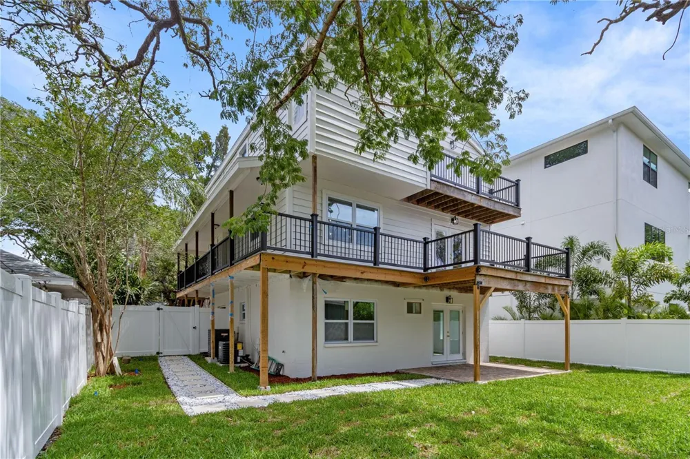 3232 W OAKELLAR AVENUE Tampa, FL 33611
