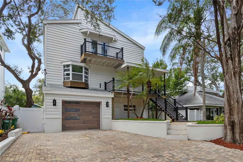 3232 W OAKELLAR AVENUE Tampa, FL 33611