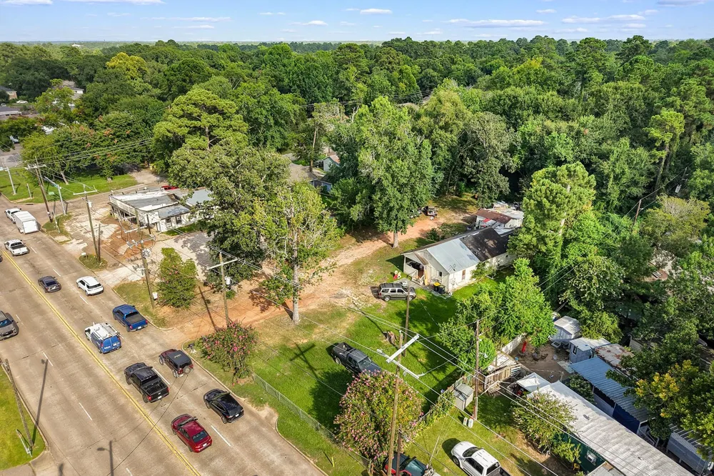 425 Silverdale Dr Conroe, TX 77301