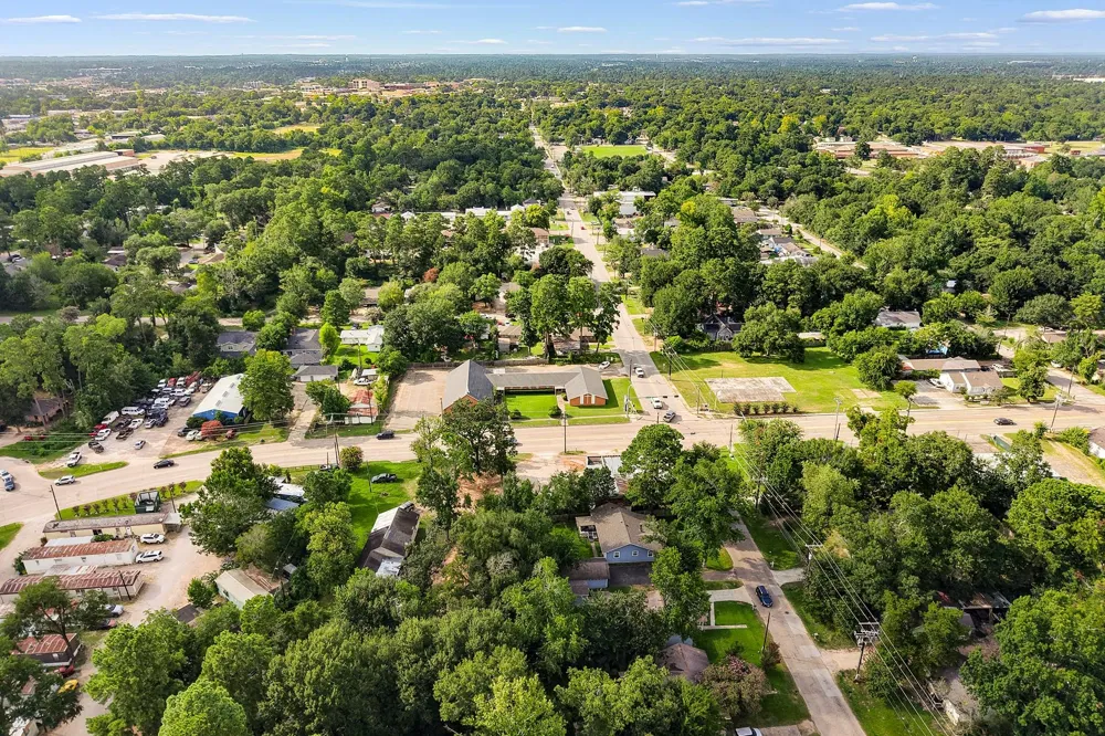 425 Silverdale Dr Conroe, TX 77301