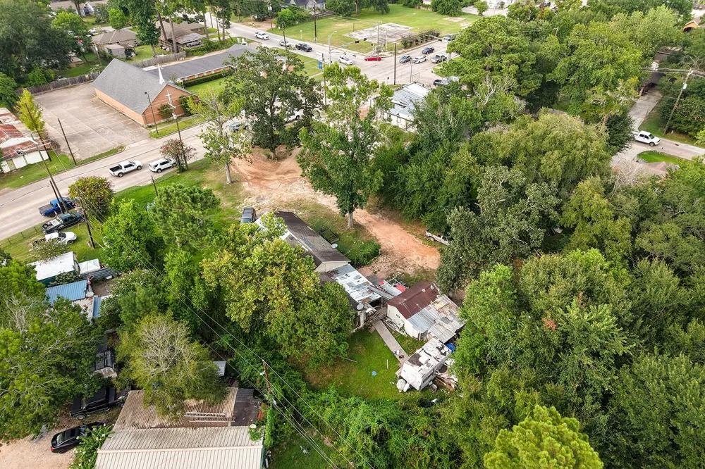 425 Silverdale Dr Conroe, TX 77301