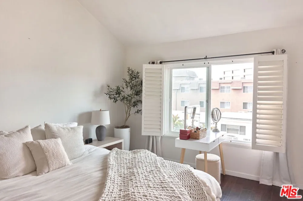 11706 Montana Avenue #309 Los Angeles, CA 90049