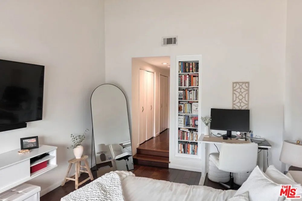 11706 Montana Avenue #309 Los Angeles, CA 90049