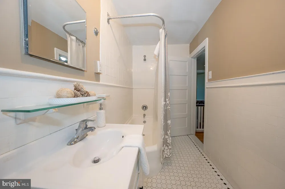 228 MONTGOMERY Haverford, PA 19041
