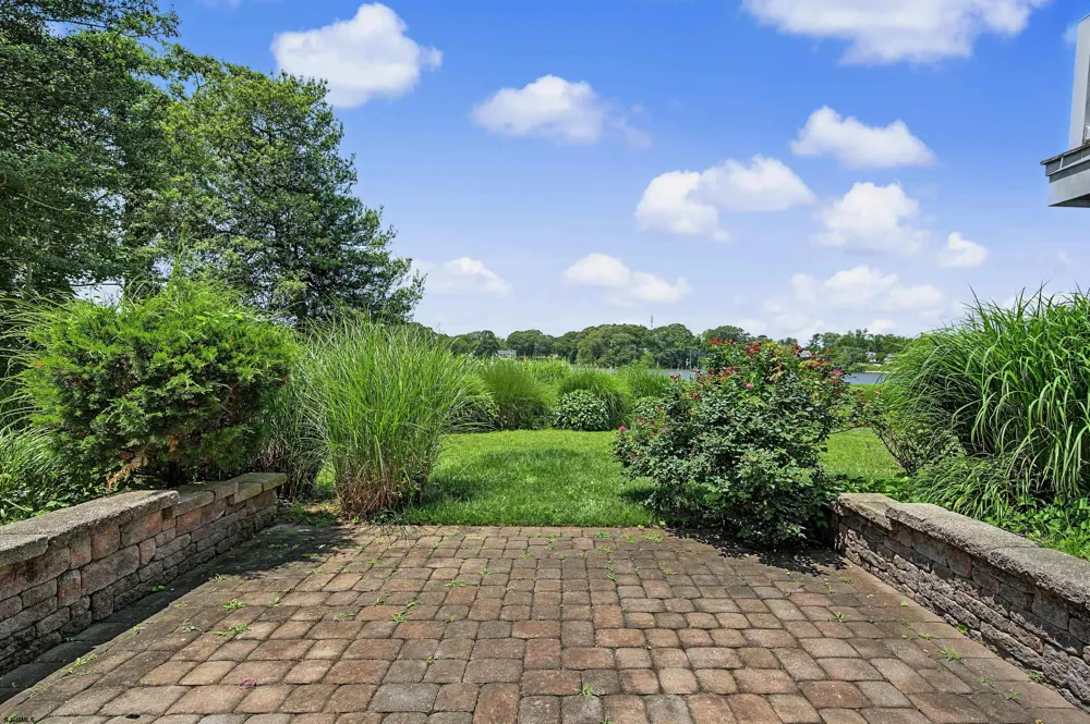 1 Barr Ct Linwood, NJ 08221