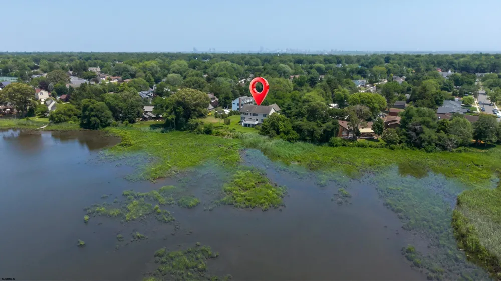 1 Barr Ct Linwood, NJ 08221