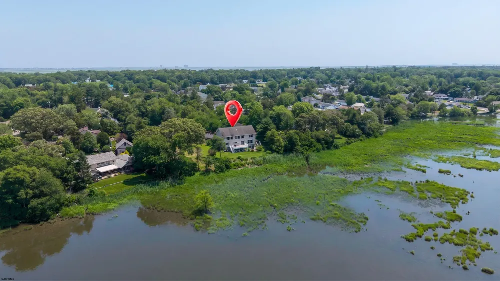 1 Barr Ct Linwood, NJ 08221