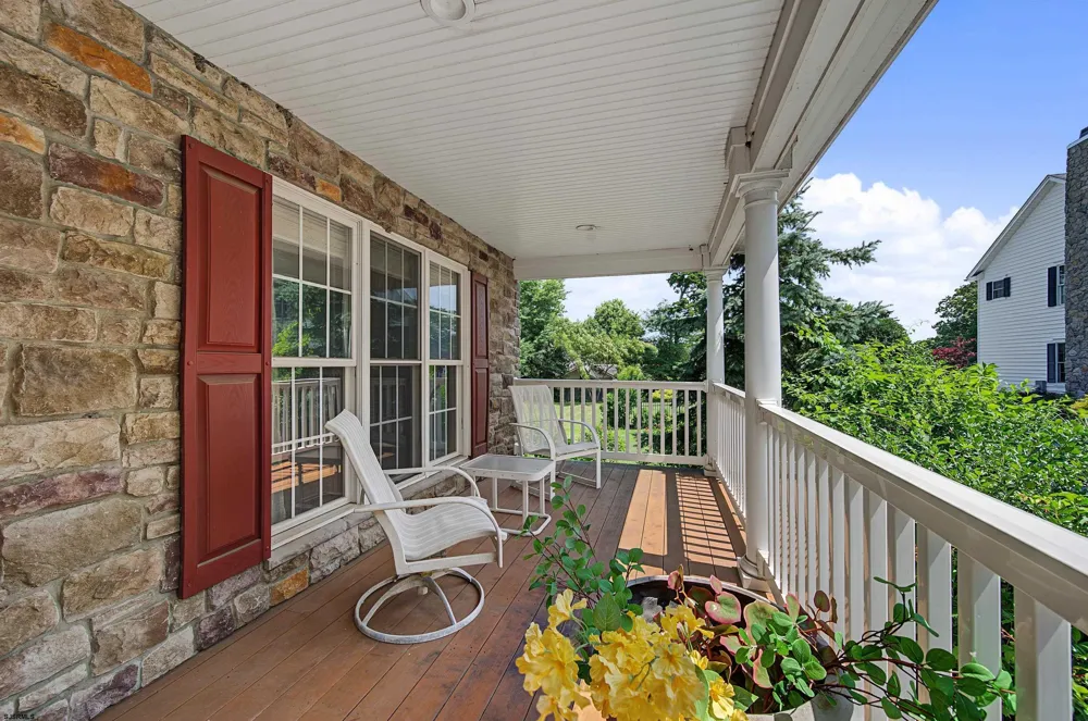 1 Barr Ct Linwood, NJ 08221