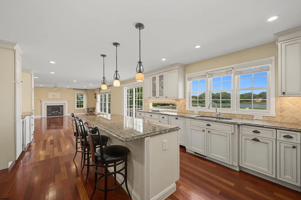 1 Barr Ct Linwood, NJ 08221