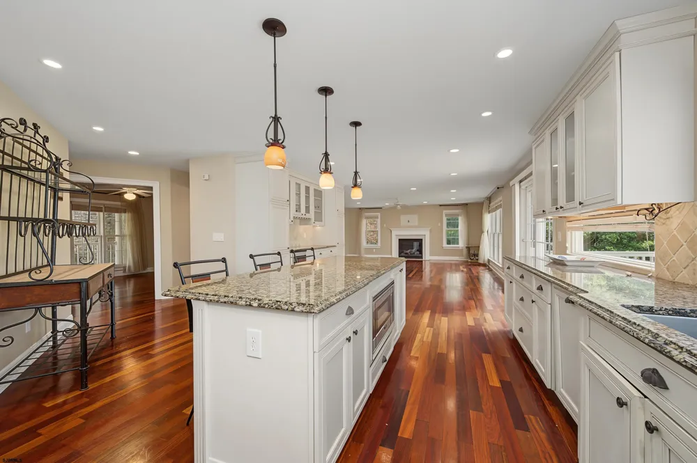 1 Barr Ct Linwood, NJ 08221