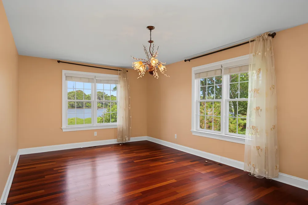 1 Barr Ct Linwood, NJ 08221