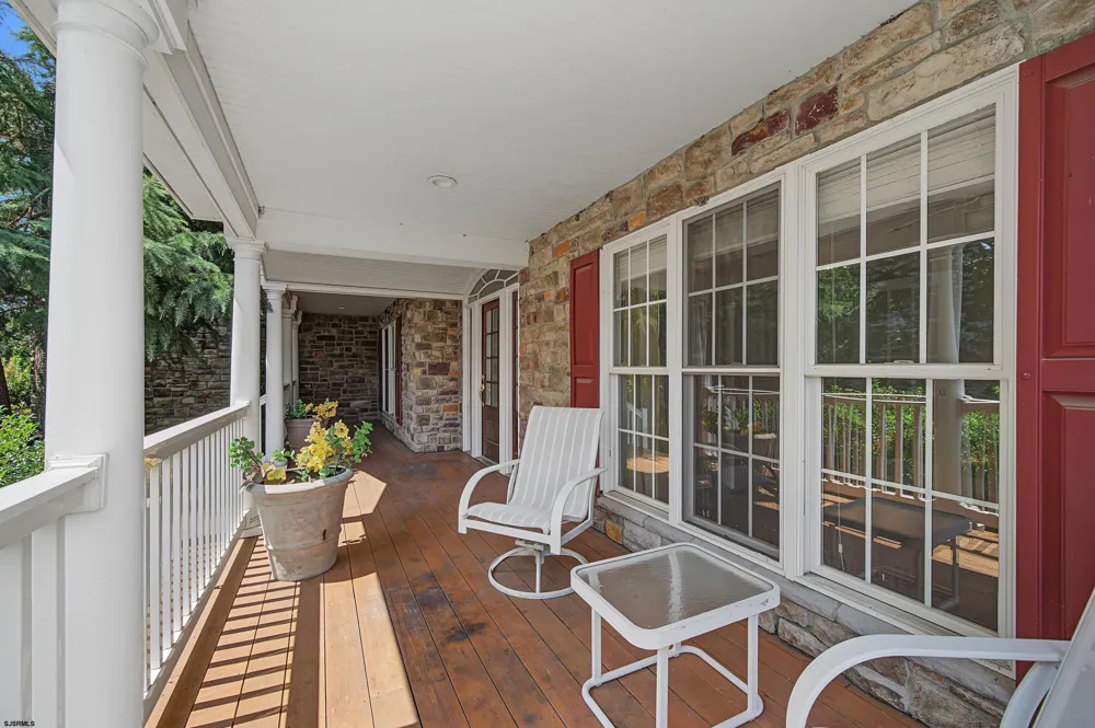 1 Barr Ct Linwood, NJ 08221