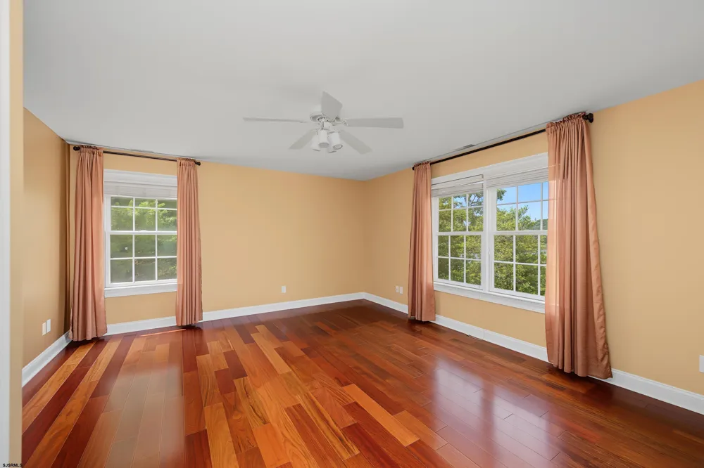 1 Barr Ct Linwood, NJ 08221