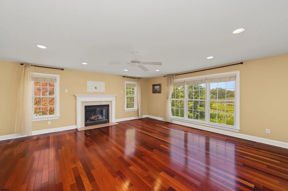 1 Barr Ct Linwood, NJ 08221