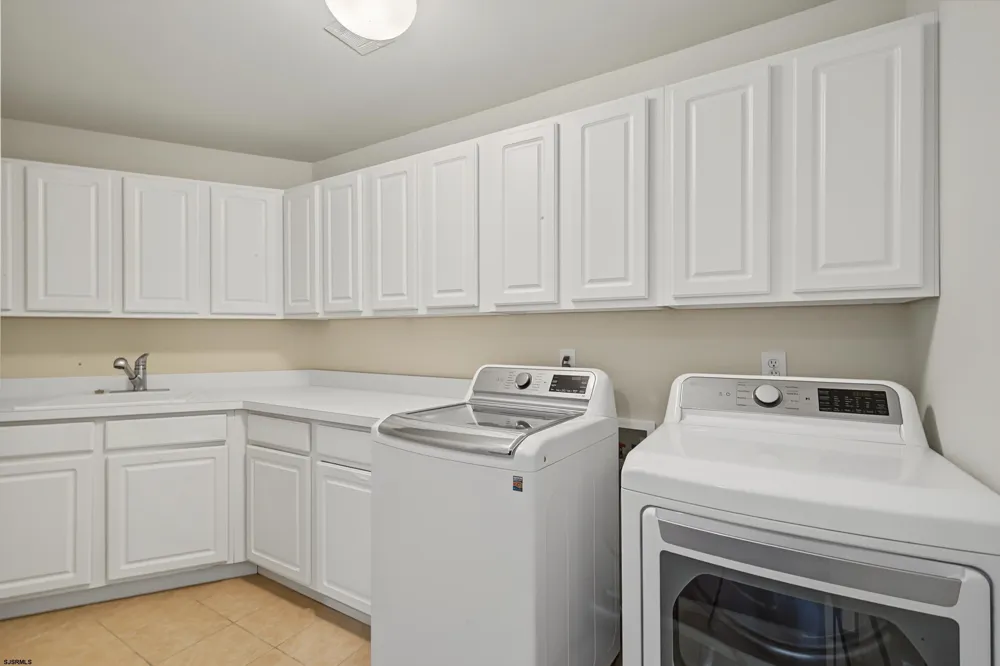 1 Barr Ct Linwood, NJ 08221