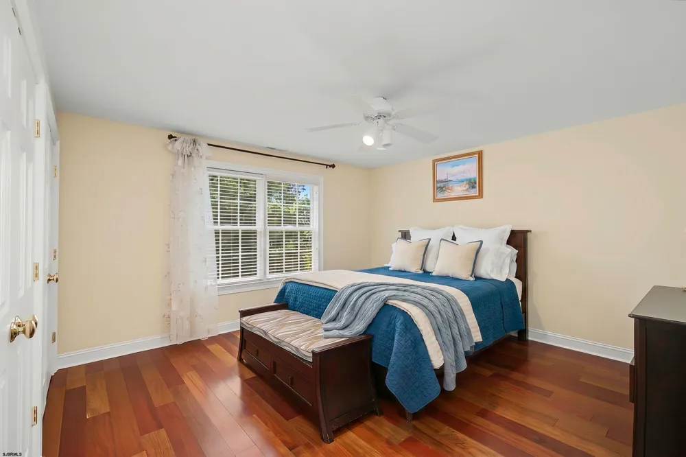 1 Barr Ct Linwood, NJ 08221