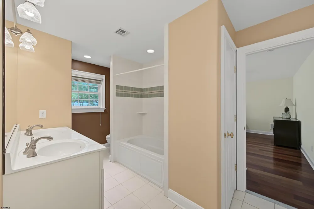 1 Barr Ct Linwood, NJ 08221