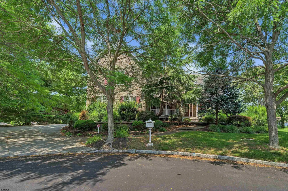 1 Barr Ct Linwood, NJ 08221