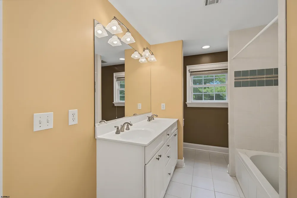 1 Barr Ct Linwood, NJ 08221