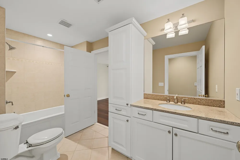 1 Barr Ct Linwood, NJ 08221