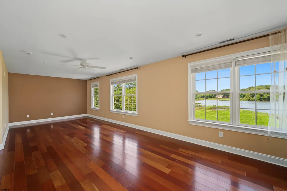 1 Barr Ct Linwood, NJ 08221